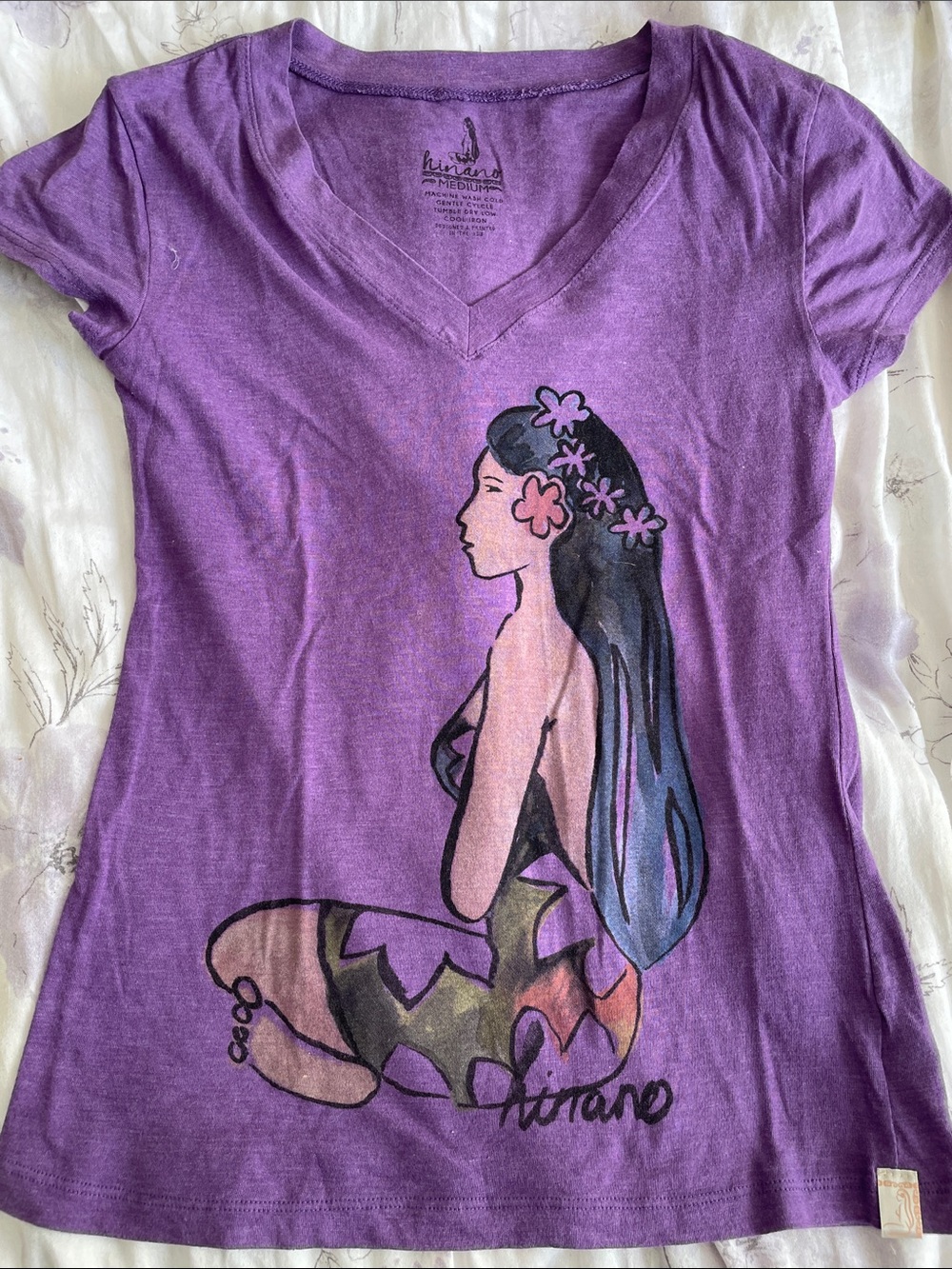 Hinano Purple V‑Neck Tee with Women Silhouette and Floral Accents Medium